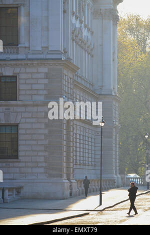 Whitehall, London, UK. 23. April 2015. Am Abend Frühlingssonne wie die Sonne untergeht in London. Bildnachweis: Matthew Chattle/Alamy Live-Nachrichten Stockfoto