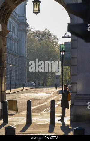 Whitehall, London, UK. 23. April 2015. Am Abend Frühlingssonne wie die Sonne untergeht in London. Bildnachweis: Matthew Chattle/Alamy Live-Nachrichten Stockfoto