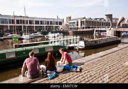 Bristol, mit schmalen Boote und Peros Bridge in Bristol City Centre, England, Europa am Hafen sitzen. Ende März. Sonnig Stockfoto