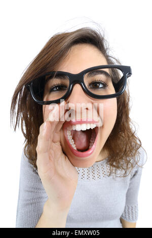 Lustiges Mädchen schreien und rufen mit der Hand in den Mund isoliert auf weißem Hintergrund Stockfoto