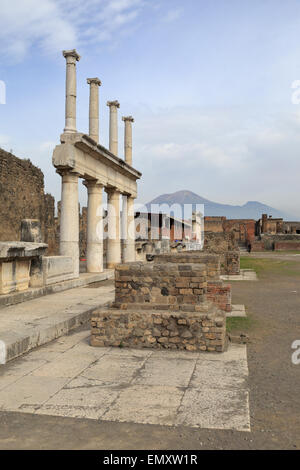 Forum-Kolonnade mit den Vesuv in der Ferne Pompeji-Italien Stockfoto