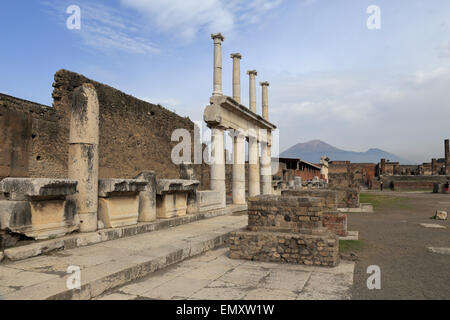 Forum-Kolonnade mit den Vesuv in der Ferne Pompeji-Italien Stockfoto