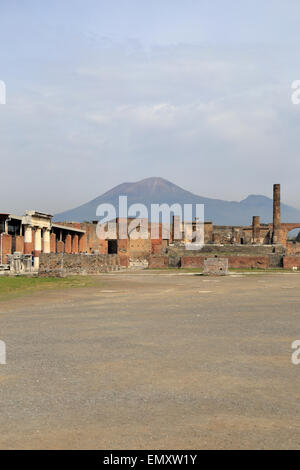 Forum und Tempel des Jupiter mit dem Vesuv in der Ferne, Pompeji, Italien. Stockfoto