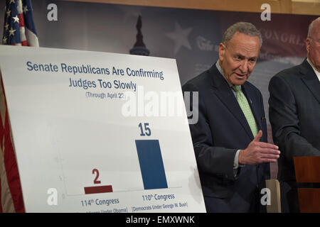 Washington, DC, USA. 23. April 2015. US-Senator Chuck Schumer während einer Pressekonferenz nach der Bestätigung des Loretta Lynch als neue Attorney General auf dem Capitol Hill 23. April 2015 in Washington, DC. Demokraten wollen den Senat um mehr Bundesrichter bestätigen, die derzeit von den Republikanern gehalten werden. Bildnachweis: Planetpix/Alamy Live-Nachrichten Stockfoto