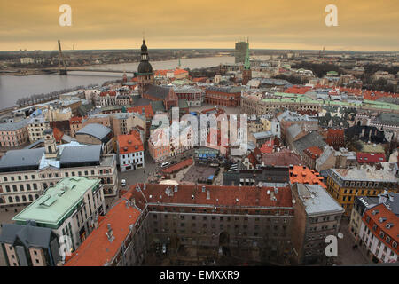 Panorama von der mittelalterlichen Altstadt von Riga aus St Peter Church.Left:Riga Kathedrale und Fluss Daugava Stockfoto