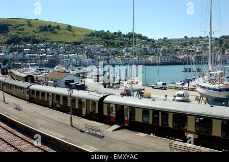 Ein Blick auf einen Zug im Bahnhof Kingswear. Hinten ist der Fluss Dart Dartmouth und Kingswear vorbei fließt. Stockfoto