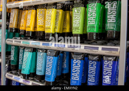 Tuben Acrylfarbe zum Verkauf an der Kunstspeicher auf Market Store in San Francisco, Kalifornien. Stockfoto