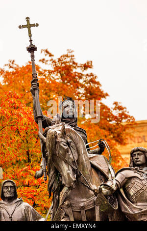 Königin Isabella von Kastilien Statue Reiten ein Pferd marschieren in Granada 1492 mit Kardinal Mendoza Madrid Spanien Stockfoto