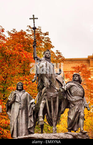 Königin Isabella von Kastilien Statue Reiten ein Pferd marschieren in Granada 1492 mit Kardinal Mendoza Madrid Spanien Stockfoto