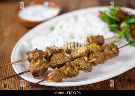 Lamm-Kebab mit Reis und Salat Stockfoto