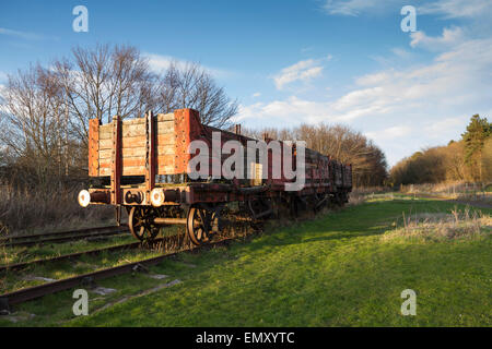 Verfallene rollendes Material in einem Gleisanschluss Stockfoto