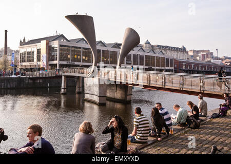 Bei Sonnenuntergang. Detail der Pero Brücke. Benannt nach einem Sklaven, erstreckt sich dieser Fußgängerzone Klappbrücke St Augustine Reach in Bristol Stockfoto