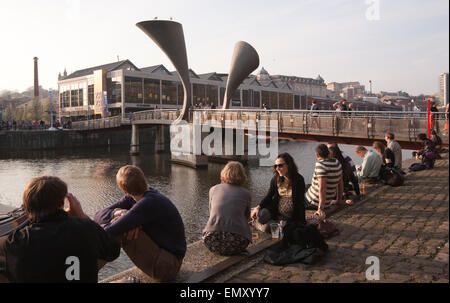 Bei Sonnenuntergang. Detail der Pero Brücke. Benannt nach einem Sklaven, erstreckt sich dieser Fußgängerzone Klappbrücke St Augustine Reach in Bristol Stockfoto