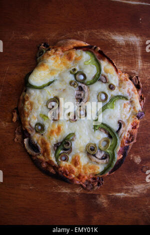 Eine hausgemachte Pizza aus dem nichts Stockfoto