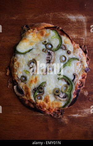 Eine hausgemachte Pizza aus dem nichts Stockfoto