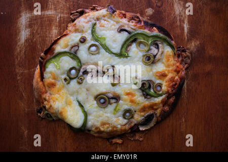 Eine hausgemachte Pizza aus dem nichts Stockfoto