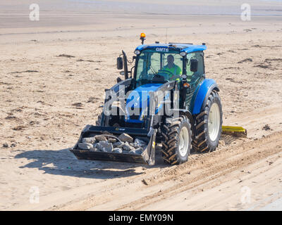 Badestrand Meer in Redcar gereinigt von den örtlichen Behörden über eine mechanische Traktor ziehen eine Harke Stockfoto