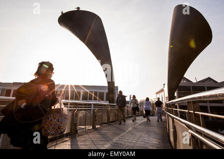 Bei Sonnenuntergang. Detail der Pero Brücke. Benannt nach einem Sklaven, erstreckt sich dieser Fußgängerzone Klappbrücke St Augustine Reach in Bristol Stockfoto