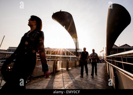 Bei Sonnenuntergang. Detail der Pero Brücke. Benannt nach einem Sklaven, erstreckt sich dieser Fußgängerzone Klappbrücke St Augustine Reach in Bristol Stockfoto