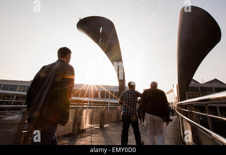 Bei Sonnenuntergang. Detail der Pero Brücke. Benannt nach einem Sklaven, erstreckt sich dieser Fußgängerzone Klappbrücke St Augustine Reach in Bristol Stockfoto