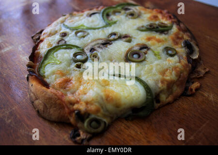 Eine hausgemachte Pizza aus dem nichts Stockfoto