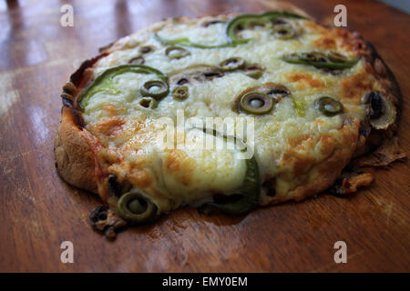 Eine hausgemachte Pizza aus dem nichts Stockfoto