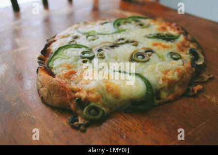 Eine hausgemachte Pizza aus dem nichts Stockfoto