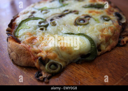 Eine hausgemachte Pizza aus dem nichts Stockfoto