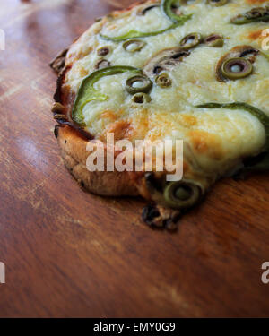 Eine hausgemachte Pizza aus dem nichts Stockfoto