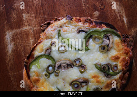 Eine hausgemachte Pizza aus dem nichts Stockfoto