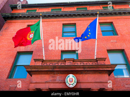 Portugal Botschaft Dichtung EG und portugiesische Flaggen Symbol Embassy Row Massachusetts Avenue Washington DC Stockfoto