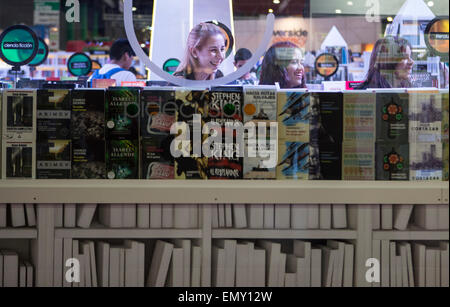 Buenos Aires, Argentinien. 23. April 2015. Bewohner besuchen den 41. Buenos Aires internationalen Buchmesse in Buenos Aires, Argentinien am 23. April 2015. © Martin Zabala/Xinhua/Alamy Live-Nachrichten Stockfoto