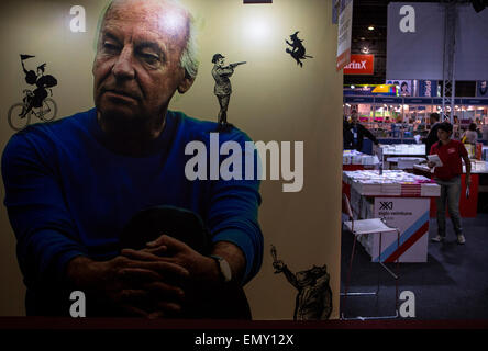 Buenos Aires, Argentinien. 23. April 2015. Ein Plakat mit dem Bild von der späten uruguayische Schriftsteller Eduardo Galeano ist während der 41. Buenos Aires Internationale Buchmesse in Buenos Aires, Argentinien am 23. April 2015 gesehen. © Martin Zabala/Xinhua/Alamy Live-Nachrichten Stockfoto