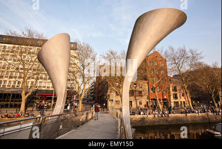 Bei Sonnenuntergang. Detail der Pero Brücke. Benannt nach einem Sklaven, erstreckt sich dieser Fußgängerzone Klappbrücke St Augustine Reach in Bristol Stockfoto