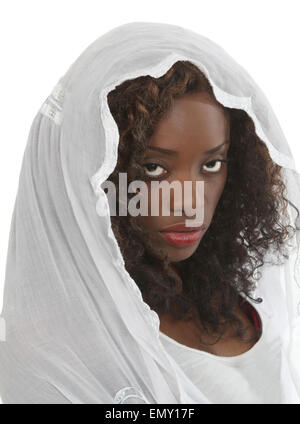 Eine afrikanische amerikanische Frau trug einen weißen Schal, eine religiöse Erscheinung zu geben. Stockfoto