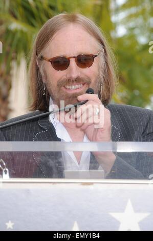 Los Angeles, CA, USA. 23. April 2015. Tom Petty an der Induktion Zeremonie für Stern auf dem Hollywood Walk of Fame für Jeff Lynne, Vine Street außerhalb Capitol Records Building, Los Angeles, CA 23. April 2015. Bildnachweis: Michael Germana/Everett Collection/Alamy Live-Nachrichten Stockfoto