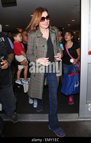 Geena Davis ist windgepeitschten, wie ihr Haar im Wind geblasen wird, bei der Anmeldung ihr Autogramm auf Baseballs am Los Angeles International Airport (LAX) Featuring: Geena Davis wo: Los Angeles, California, Vereinigte Staaten von Amerika bei: 19. Oktober 2014 Stockfoto
