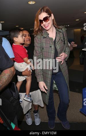 Geena Davis ist windgepeitschten, wie ihr Haar im Wind geblasen wird, bei der Anmeldung ihr Autogramm auf Baseballs am Los Angeles International Airport (LAX) Featuring: Geena Davis wo: Los Angeles, California, Vereinigte Staaten von Amerika bei: 19. Oktober 2014 Stockfoto