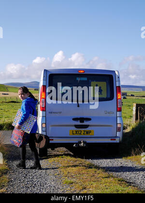 Schülerbeförderung im ländlichen Schottland Stockfoto