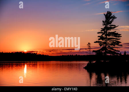 Sonnenuntergang in Algonquin Park über McIntosh Lake Stockfoto