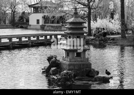 Mini-Stein-Pagode im chinesischen Garten. Schwarz und weiß. Stockfoto