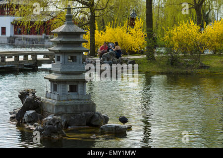 Mini-Stein-Pagode im chinesischen Garten. Stockfoto