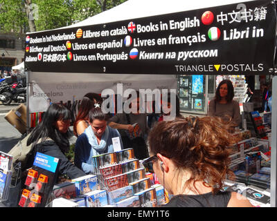 (150424) - BARCELONA, 24. April 2015 (Xinhua)--Kunden besuchen einem Bücherstand in Barcelona, Spanien, 23. April 2015. 23 April ist der internationale Tag des Buches und auch Saint George's oder Sant Jordi (auf Katalanisch) Tag. Es ist traditionell, eine Rose oder ein Buch, ein geliebter Mensch an diesem Tag zu geben. Laut lokalen Medien Buch-Shops erwarten, 19,3 Millionen Euro übertreffen, die sie im Jahr 2014 verdient und Floristen erwarten Rosen Einkäufe, 7 Millionen zu erreichen. (Xinhua/Zhou Zhe) Stockfoto