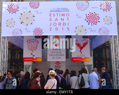 (150424) - BARCELONA, 24. April 2015 (Xinhua)--Kunden besuchen einem Bücherstand in Barcelona, Spanien, 23. April 2015. 23 April ist der internationale Tag des Buches und auch Saint George's oder Sant Jordi (auf Katalanisch) Tag. Es ist traditionell, eine Rose oder ein Buch, ein geliebter Mensch an diesem Tag zu geben. Laut lokalen Medien Buch-Shops erwarten, 19,3 Millionen Euro übertreffen, die sie im Jahr 2014 verdient und Floristen erwarten Rosen Einkäufe, 7 Millionen zu erreichen. (Xinhua/Zhou Zhe) Stockfoto