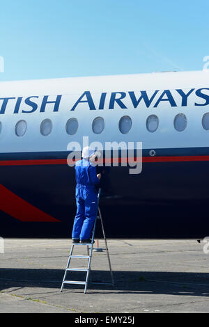 Techniker arbeiten an einer British Airways-Jet-Flugzeugen im Imperial War Museum, Duxford Stockfoto