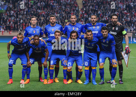 Juventus Gruppe Line-up team 22. April 2015 - Fußball: Juventus-Team Gruppe (L-R) Stephan Lichtsteiner, Andrea Barzagli, Giorgio Chiellini, Leonardo Bonucci, Gianluigi Buffon, vorne; Arturo Vidal, Patrice Evra, Claudio Marchisio, Andrea Pirlo, Carlos Tevez, Alvaro Morata posieren vor der UEFA Champions League-Viertelfinale 2. Bein match zwischen AS Monaco 0-0 Juventus im Stade Louis II in Monaco. © Maurizio Borsari/AFLO/Alamy Live-Nachrichten Stockfoto