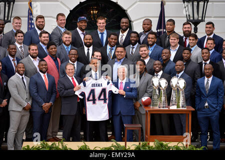 Washington DC, USA. 23. April 2015. US-Präsident Barack Obama (vorne C) posiert für Fotos mit New England Patriots im Rahmen einer Zeremonie zu Ehren der Super Bowl-Champion New England Patriots auf dem South Lawn des weißen Hauses in Washington, DC, USA, 23. April 2015. Bildnachweis: Yin Bogu/Xinhua/Alamy Live-Nachrichten Stockfoto