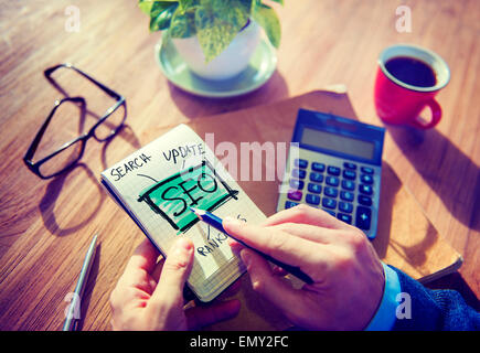 Geschäftsmann SEO Marketingstrategie Konzept arbeiten Stockfoto
