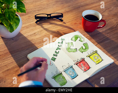 Mann mit einem Notizblock mit Recycling Konzept Stockfoto