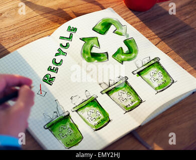 Mann mit einem Notizblock mit Recycling Konzept Stockfoto